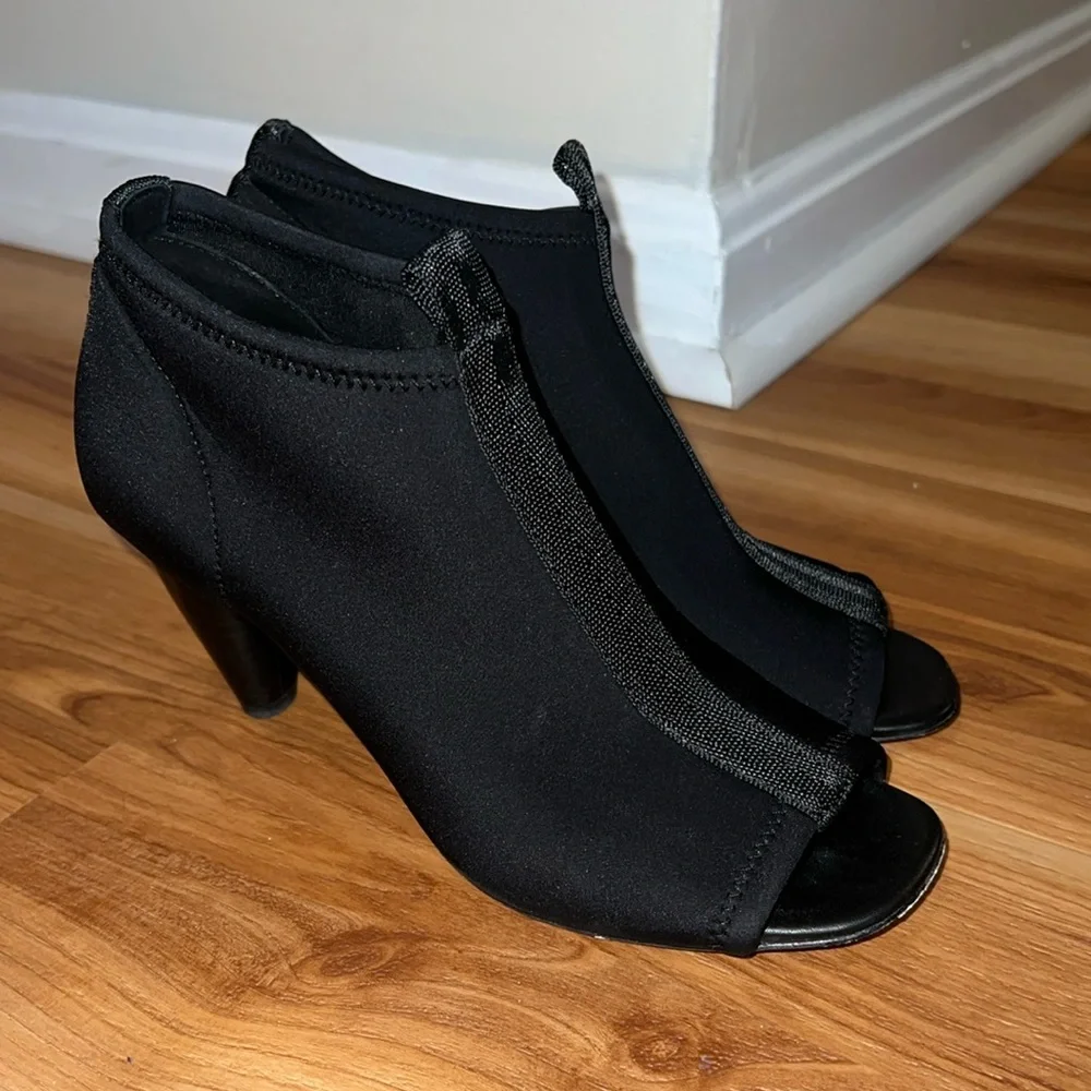 Donald J Pliner Riley Peep Toe Booties Heeled - Picture 2 of 8